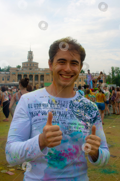 Скачать НОВОСИБИРСК, РОССИЯ - 28 июня 2014 года: Фестиваль красок. Крупным планом азиатский парень с краской на лице фотосток Ozero