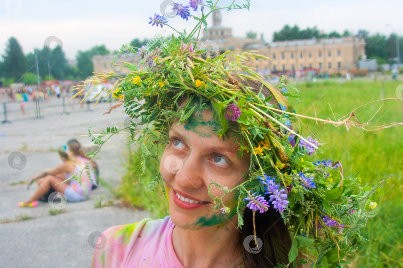 Скачать NOVOSIBIRSK, RUSSIA - JUNE 28, 2014: Color Fest. Молодая девушка в венке из полевых цветов Color Fest. фотосток Ozero