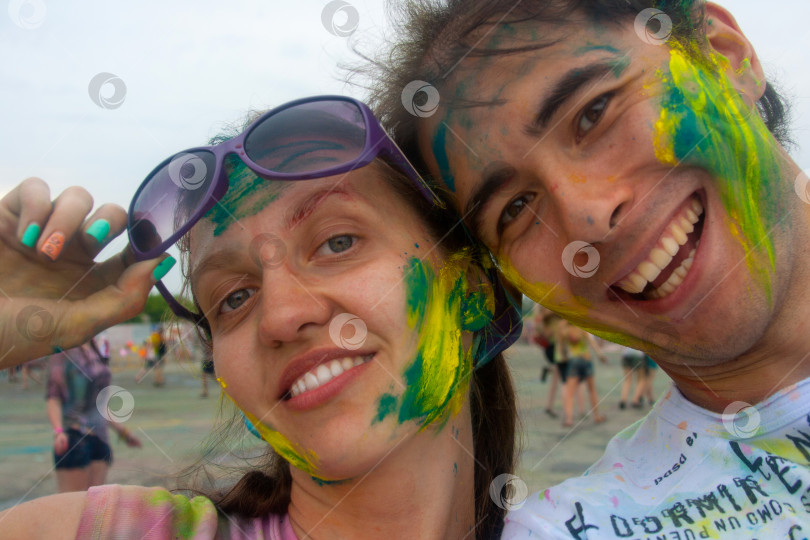 Скачать НОВОСИБИРСК, РОССИЯ - 28 июня 2014 года: Фестиваль красок. Девушка в очках и парень крупным планом с краской на лице фотосток Ozero