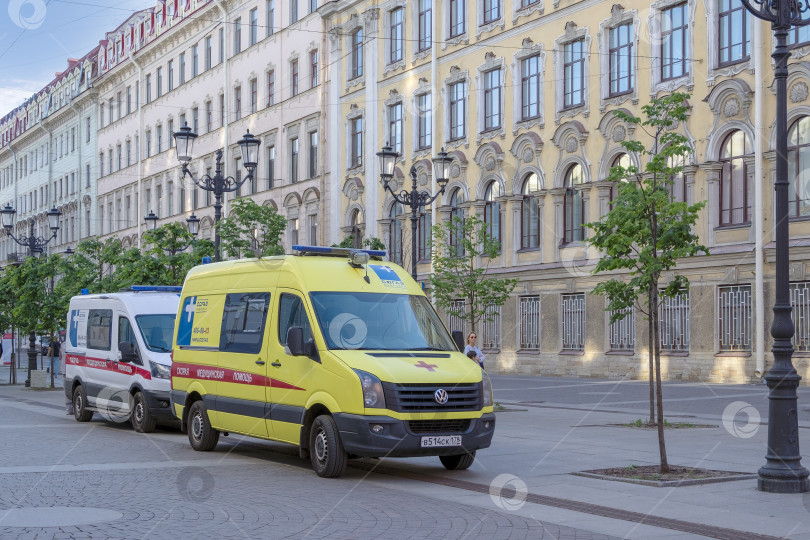 Скачать Две современные машины скорой помощи на городской улице фотосток Ozero