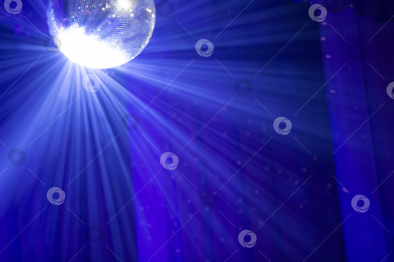 Скачать Сценический шаровой прожектор на синем фоне. фотосток Ozero