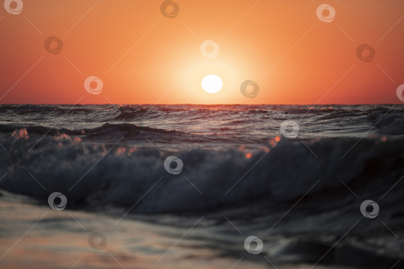 Скачать Прекрасный закат над морем. Красное солнце и волны. фотосток Ozero