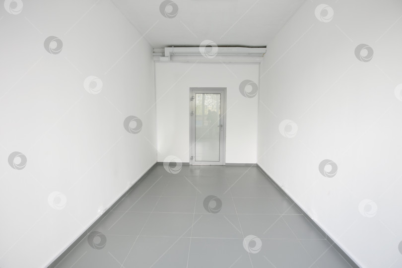 Скачать Пустая белая комната со светлыми стенами. Белый интерьер. фотосток Ozero