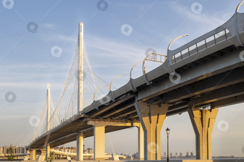 Скачать Вид на мост через реку с автострадой фотосток Ozero