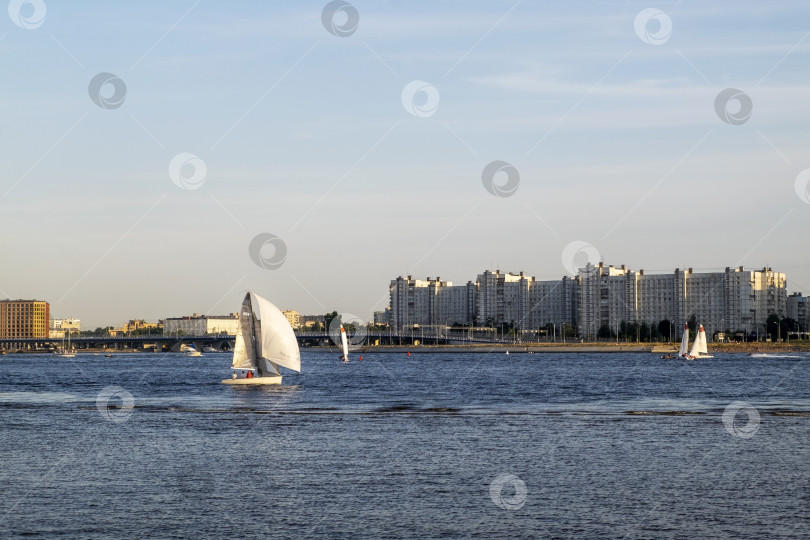 Скачать Река в городе с проплывающими мимо парусными лодками фотосток Ozero