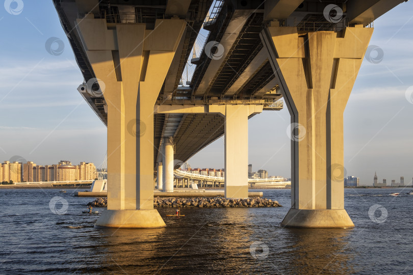 Скачать Вид на мост через реку с автострадой фотосток Ozero