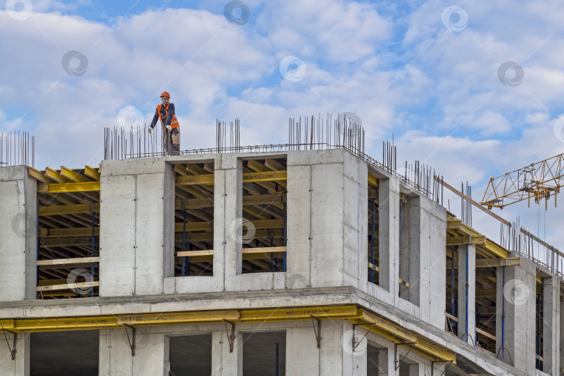 Скачать Вид на строительство современного здания фотосток Ozero