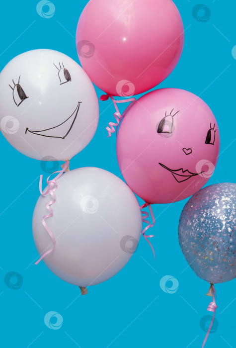 Скачать Воздушные шары на синем фоне. На шаре нарисована забавная рожица.Концепция Дня святого Валентина и 8 марта. фотосток Ozero
