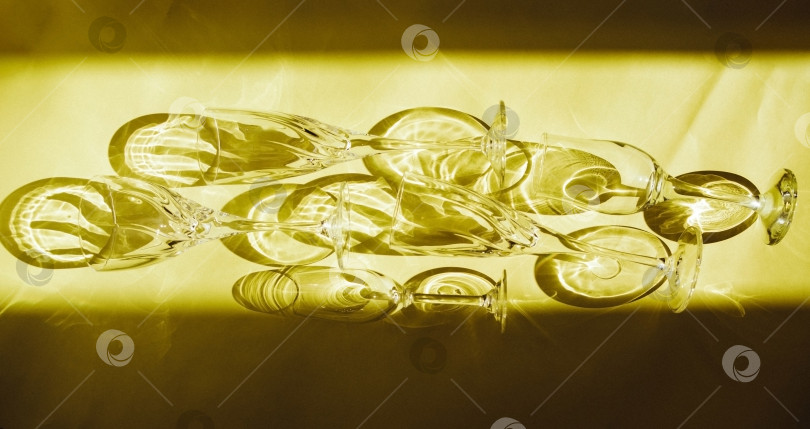 Скачать Пустые стаканы стоят на желтом фоне, вид сверху. фотосток Ozero