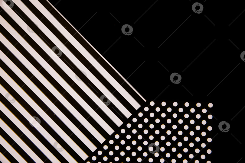 Скачать Бумага черно-белая. Различные геометрические формы. Белые круги и полосы. Абстрактный фон и текстура. фотосток Ozero