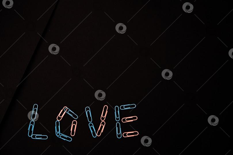 Скачать Слово "любовь" выложено из скрепок на черном фоне.Концепция Дня святого Валентина. фотосток Ozero