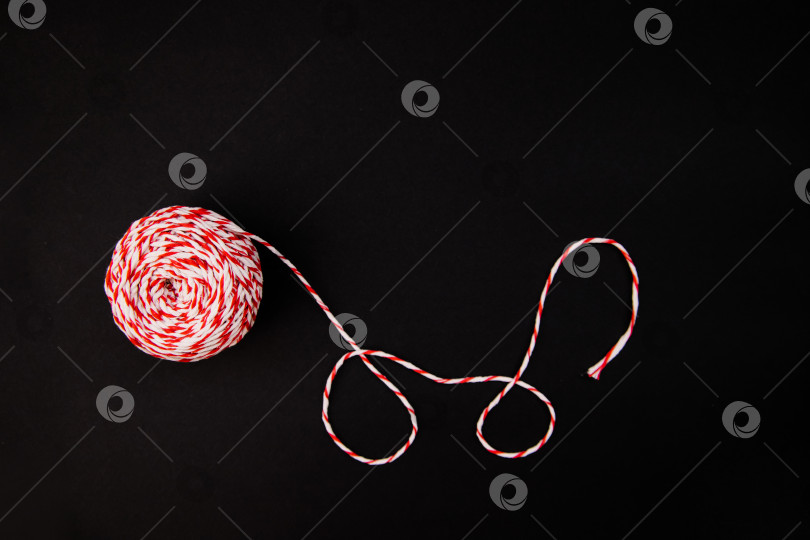 Скачать На черном фоне красно-белый клубок бечевки. Рождественский декор. фотосток Ozero