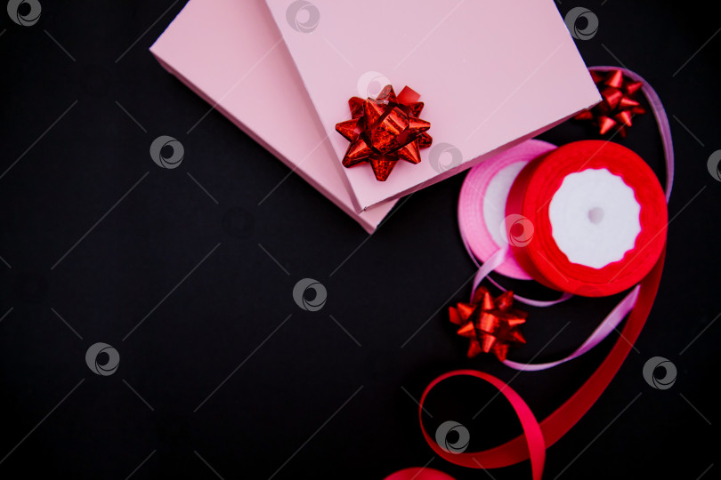Скачать На черном фоне изображены розовые подарочные коробки.Подарочная упаковка. Концепция 8 марта и Дня святого Валентина. фотосток Ozero
