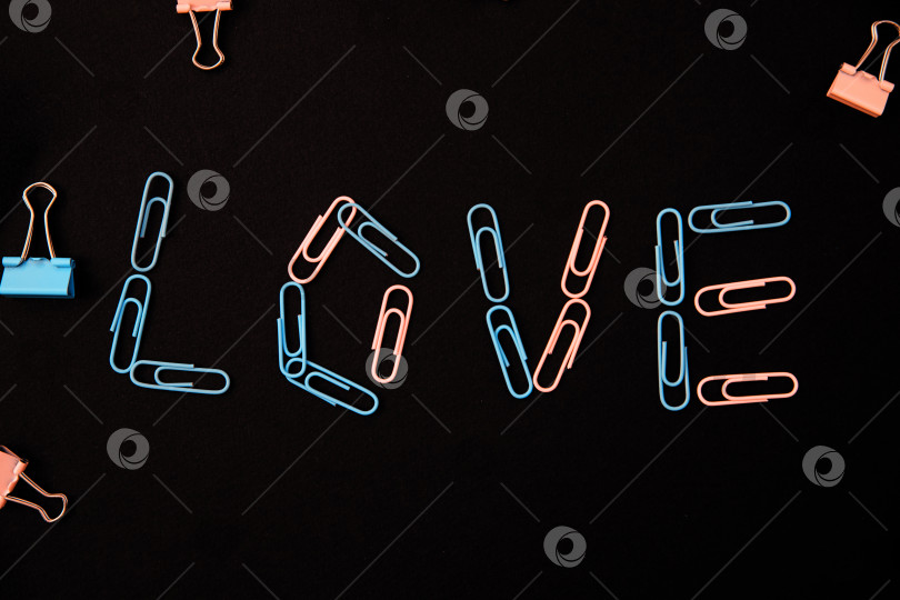 Скачать Слово "любовь" выложено из скрепок на черном фоне.Концепция Дня святого Валентина. фотосток Ozero