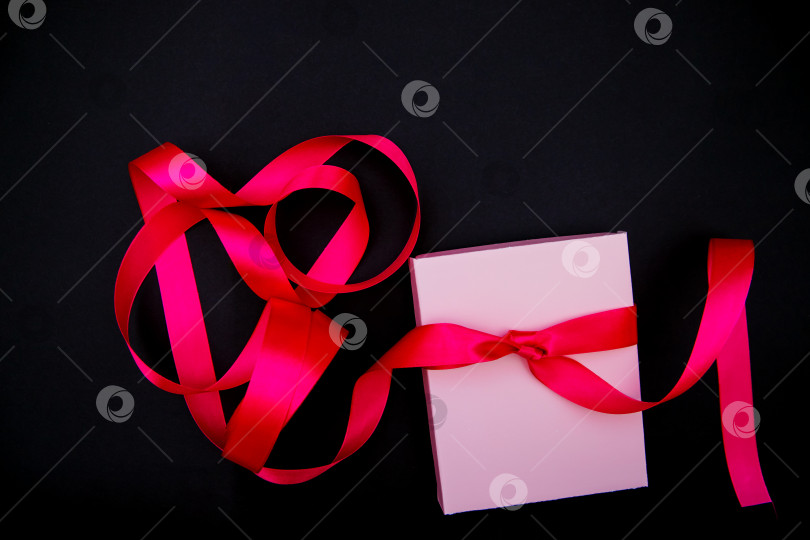 Скачать На черном фоне изображена розовая подарочная коробка.Концепция 8 марта и Дня святого Валентина. фотосток Ozero