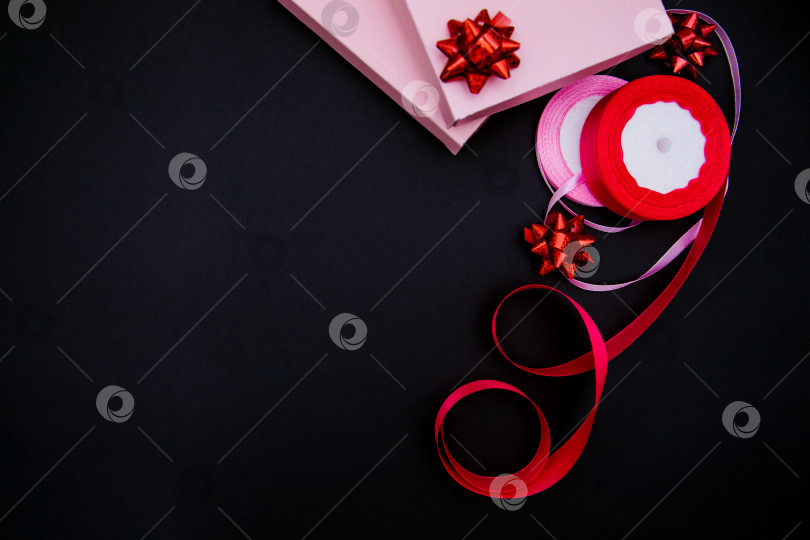 Скачать На черном фоне изображены розовые подарочные коробки.Подарочная упаковка. Концепция 8 марта и Дня святого Валентина. фотосток Ozero