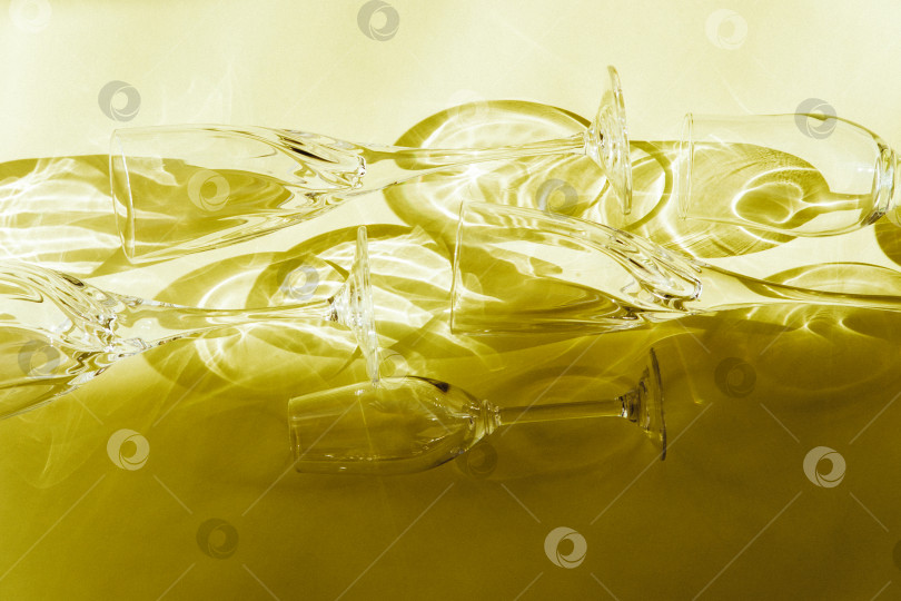 Скачать Пустые стаканы стоят на желтом фоне, вид сверху. фотосток Ozero