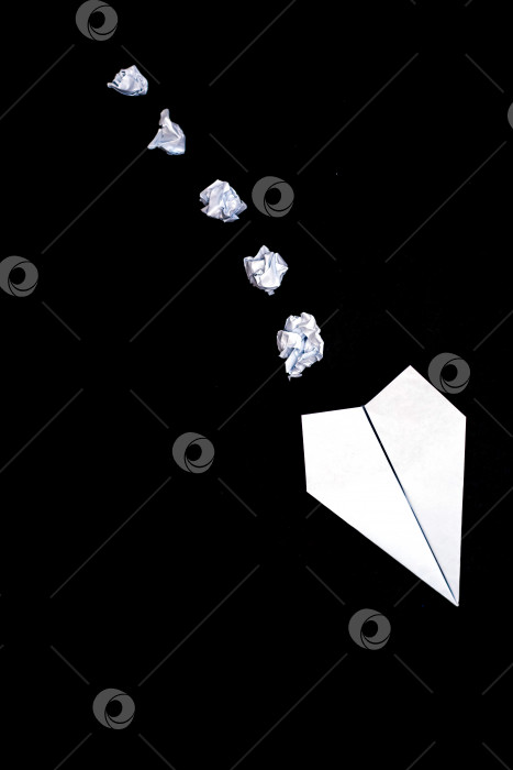 Скачать Самолет, сделанный из бумаги на черном фоне.Самолет сделан вручную. Бумага для оригами. Тема путешествий. фотосток Ozero