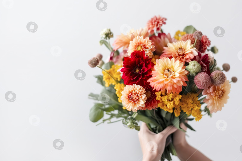 Скачать Женская рука держит красивый букет из георгинов и хризантем. День матери, праздничный декор, концепция доставки цветов. Иллюстрация генеративного искусственного интеллекта фотосток Ozero