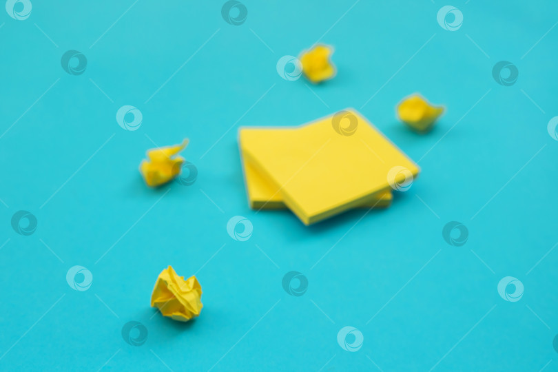 Скачать Наклейки в форме желтого квадрата размещены на синем фоне. фотосток Ozero