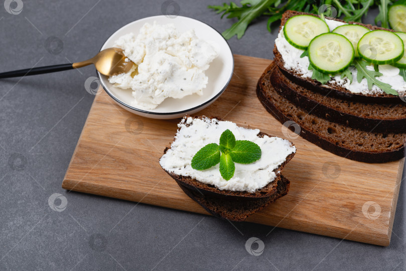 Скачать Полезный бутерброд с белым творогом, огурцом и рукколой фотосток Ozero