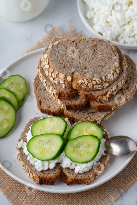 Скачать бутерброд, полезный, хлеб, ржаной, сыр, еда, огурец, закуска, творог, молочные продукты, диетический, свежий, хлеб с семечками, творог, зелень, завтрак, обед, вкусный, трапеза, тосты, употребление в пищу, домашний, традиционный, салат, семечки, вегетарианский, зеленый, горизонтальный, творог с сыром, сливочный сыр, крупным планом, ингредиент, оздоровительный, рикотта, сливочный, кулинария, подача, аппетитный, ржаной хлеб фотосток Ozero