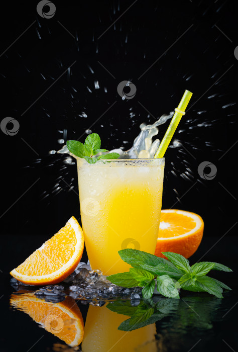 Скачать Апельсиновый напиток со льдом и брызгами фотосток Ozero