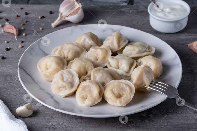 Скачать Традиционные русские пельмени, равиоли, вареники с мясом на деревянном столе фотосток Ozero