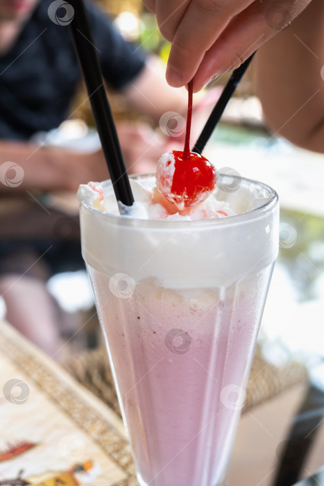 Скачать Клубничный молочный коктейль со взбитыми сливками и вишней сверху, ретро-десертная посыпка фотосток Ozero