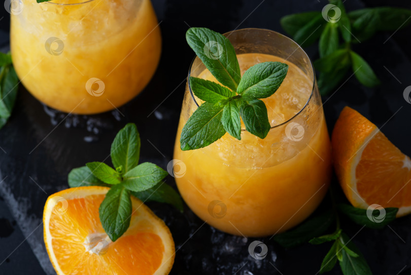 Скачать Холодный летний апельсиновый лимонад с мятой и льдом в бокале. фотосток Ozero
