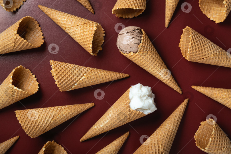Скачать Пустые рожки из-под мороженого и вафель на коричневом фоне, плоская выкладка фотосток Ozero