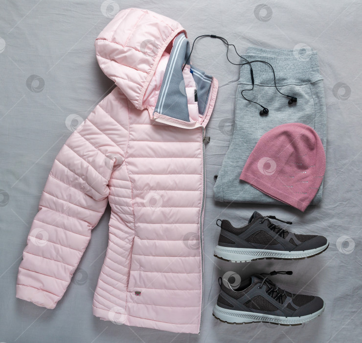 Скачать Комплект верхней спортивной одежды - розовая куртка, брюки и кроссовки. фотосток Ozero