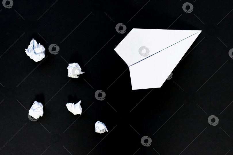 Скачать Самолет, сделанный из бумаги на черном фоне.Самолет сделан вручную. Бумага для оригами. фотосток Ozero