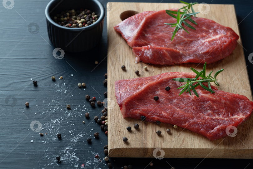 Скачать Свежее мясо с ингредиентами для приготовления на темном столе фотосток Ozero