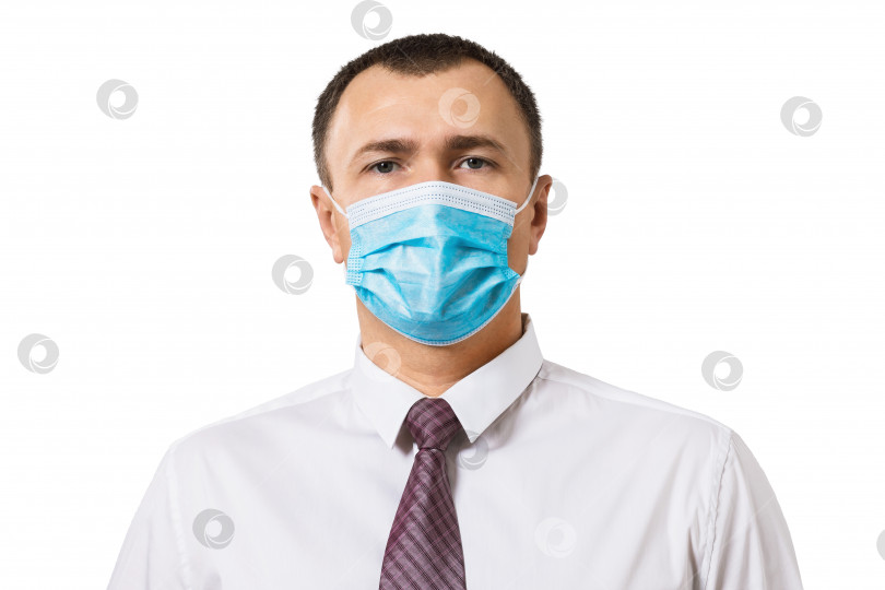 Скачать Мужчина в рубашке с галстуком и в медицинской маске на лице, выделенный на белом фоне фотосток Ozero