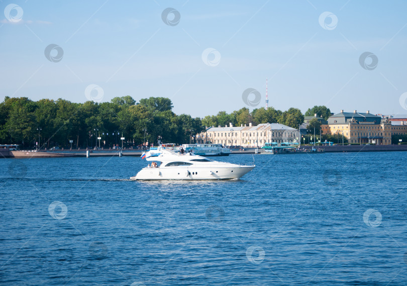 Скачать Санкт-Петербург, по Неве плывет яхта с экскурсионными туристами фотосток Ozero