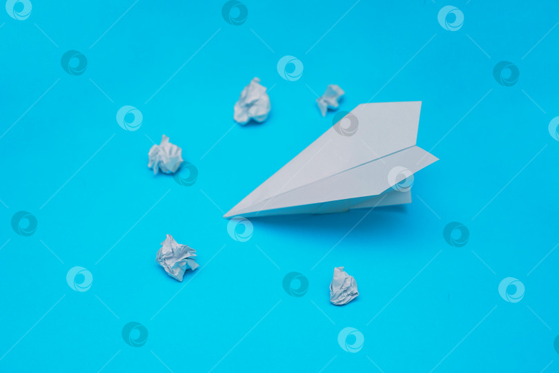 Скачать Самолет, сделанный из бумаги на синем фоне.Самолет сделан вручную. Бумага для оригами. фотосток Ozero