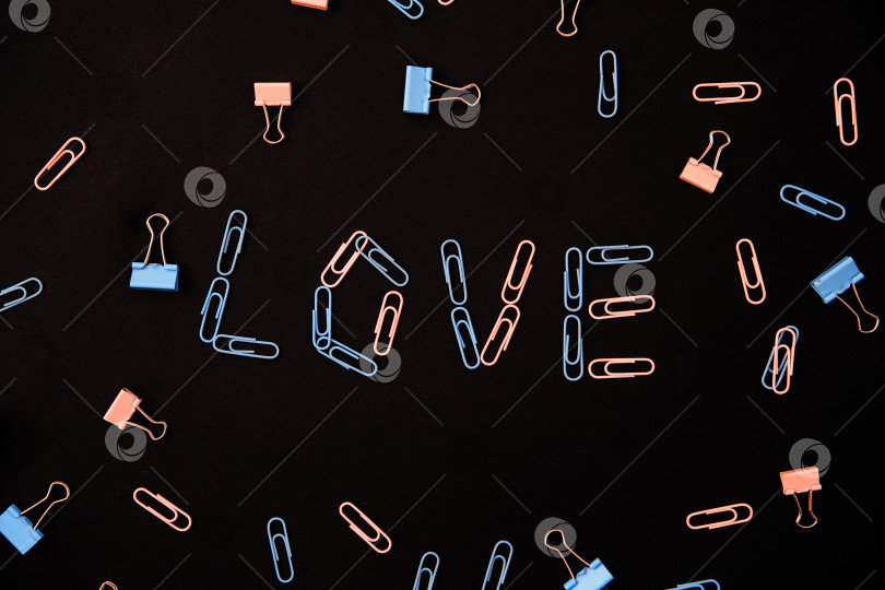 Скачать Слово "любовь" выложено из скрепок на черном фоне. Концепция Дня святого Валентина. фотосток Ozero