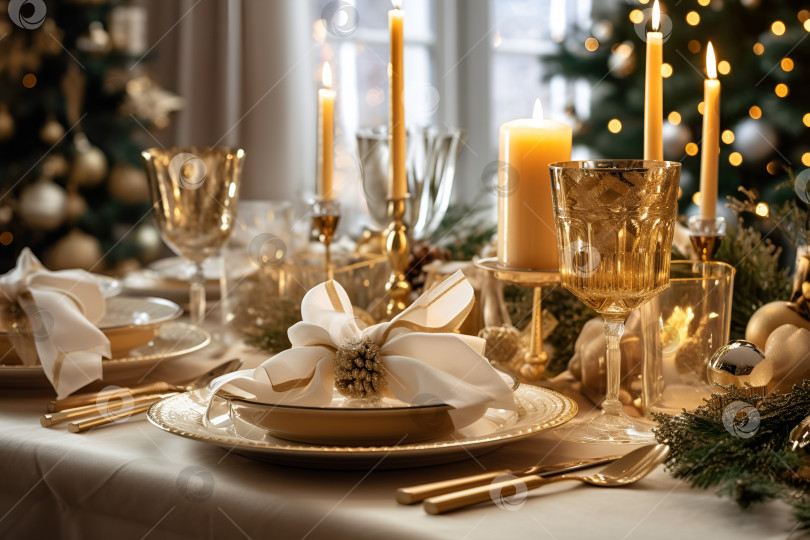 Скачать Фон Рождества и Нового года. Рождественская сервировка стола с тарелками, бокалами для вина, столовыми приборами, свечами, еловыми ветками и праздничным декором. Размытая украшенная новогодняя елка. Рождественский сочельник. Порождающий искусственный интеллект фотосток Ozero