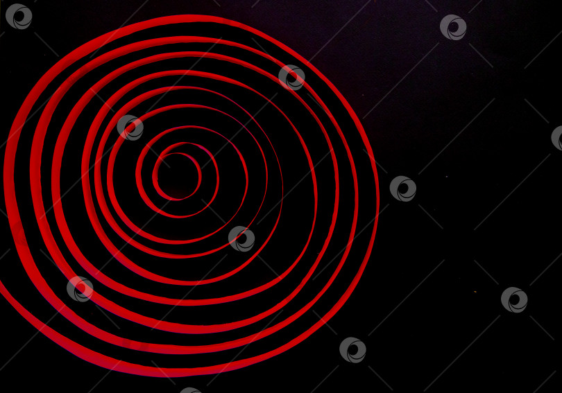 Скачать Темно-бордовая атласная лента, уложенная кругами по спирали на черном фоне. Абстрактный фон. фотосток Ozero