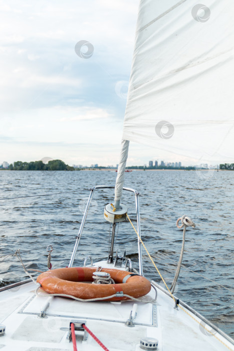 Скачать яхта на реке, летний спокойный отдых фотосток Ozero