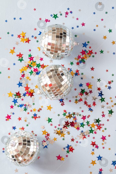 Скачать серебряный диско-шар с цветными блестками на синем фоне фотосток Ozero