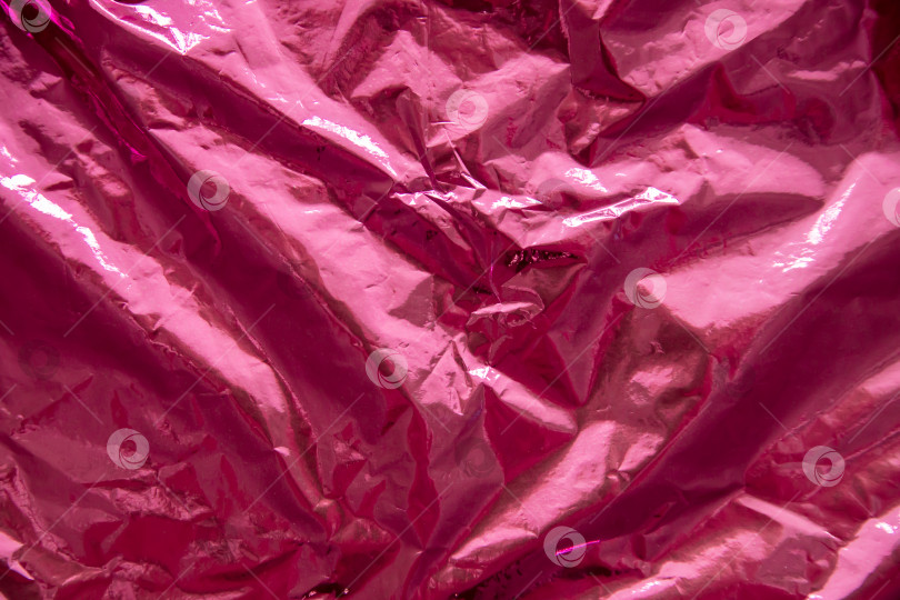 Скачать Смятая розовая фольга. Фон переливается всеми цветами радуги. фотосток Ozero