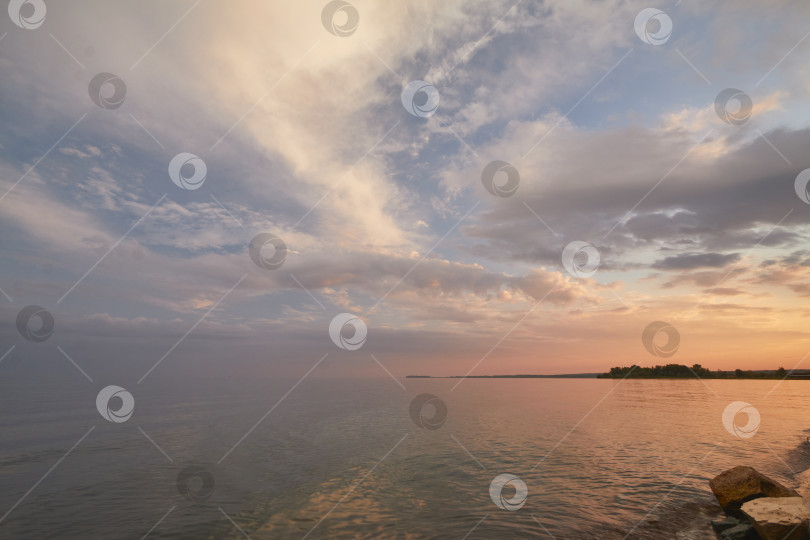 Скачать закат над рекой с деревьями на горизонте, выборочный фокус фотосток Ozero