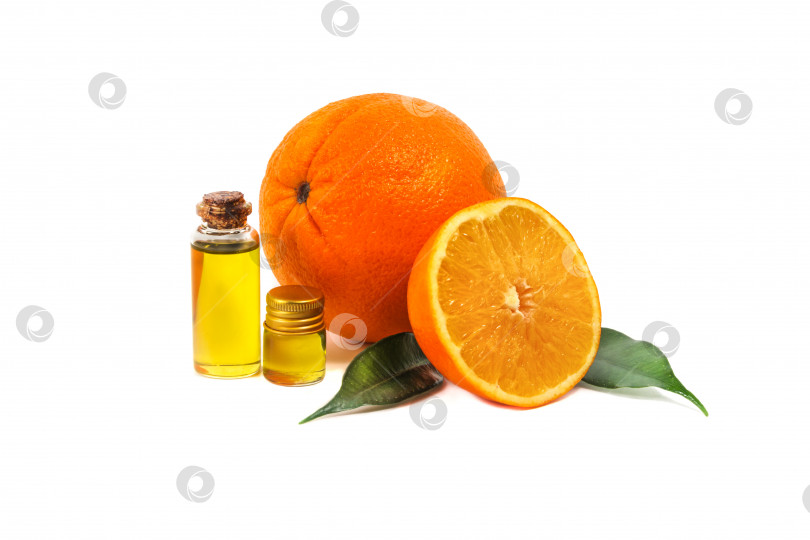 Скачать Эфирное масло цитрусовых с апельсином на белом фоне. Изолированный. Масло для спа-процедур фотосток Ozero