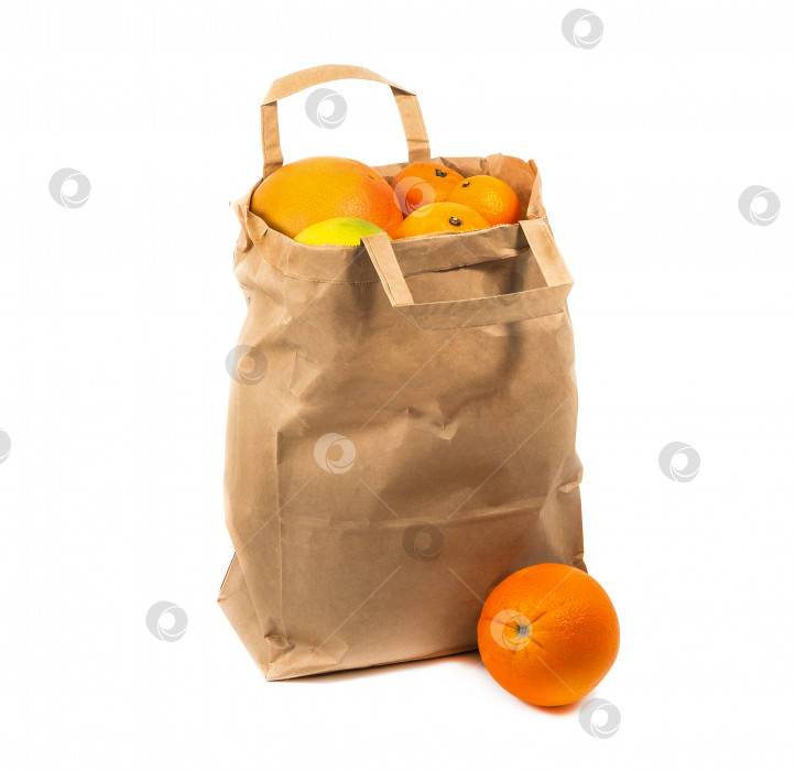 Скачать Большая коричневая упаковка с цитрусовыми фруктами на белом фоне. Апельсин, мандарин, грейпфрут в бумажном пакете. Изолированный фотосток Ozero