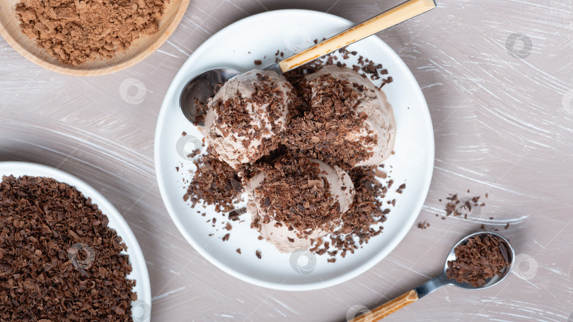 Скачать Шоколадное мороженое с тертым шоколадом фотосток Ozero