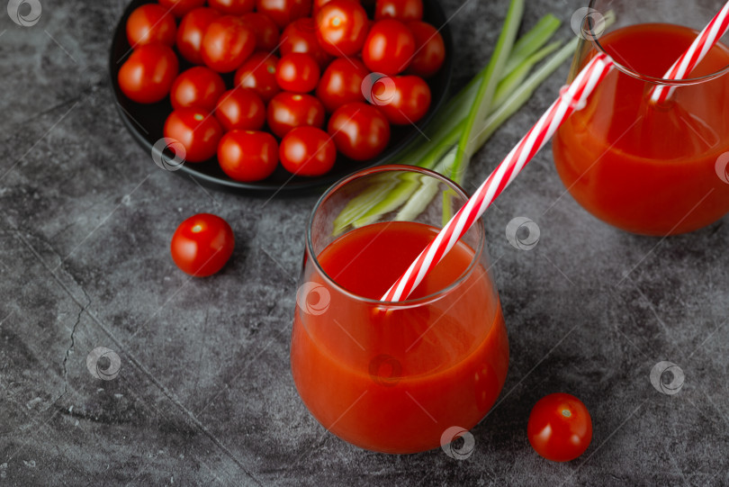 Скачать Свежий томатный сок в стакане. Овощной напиток фотосток Ozero