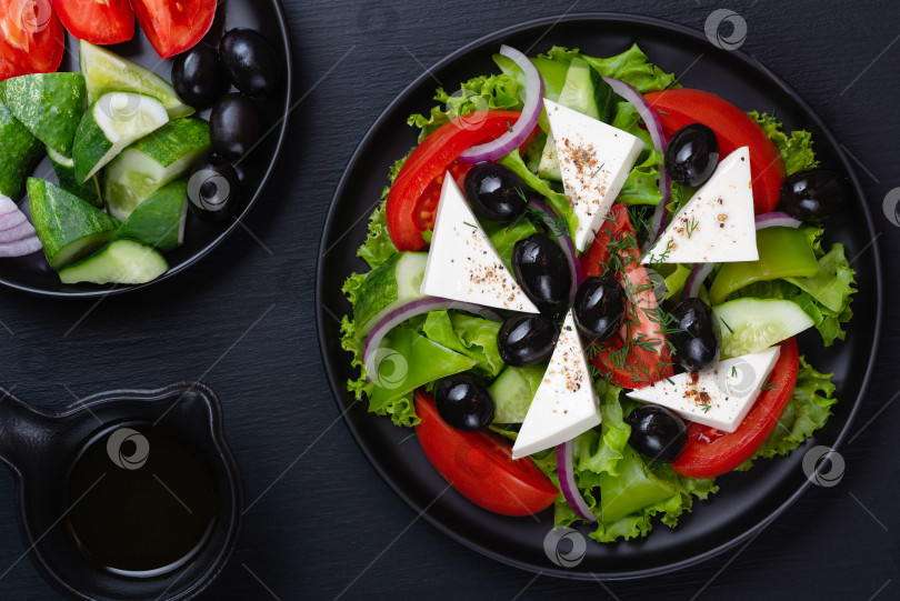 Скачать Греческий салат со свежими овощами и сыром фета фотосток Ozero