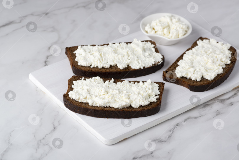Скачать Ржаной хлеб с творогом на белом столе фотосток Ozero